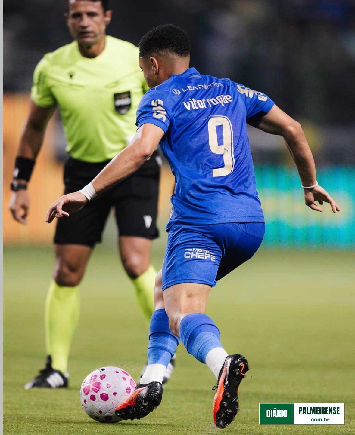 Vitor Roque desfalca o Palmeiras após entorse no tornozelo direito.