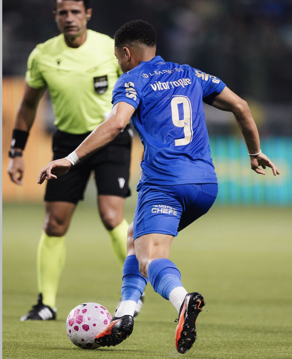 Vitor Roque desfalca o Palmeiras após entorse no tornozelo direito.