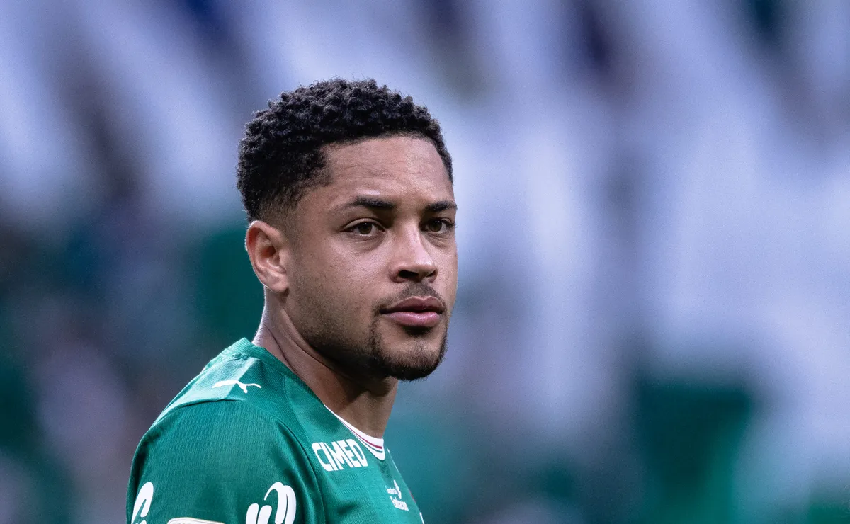 Vitor Roque avança em transição física e pode reforçar o Palmeiras no clássico