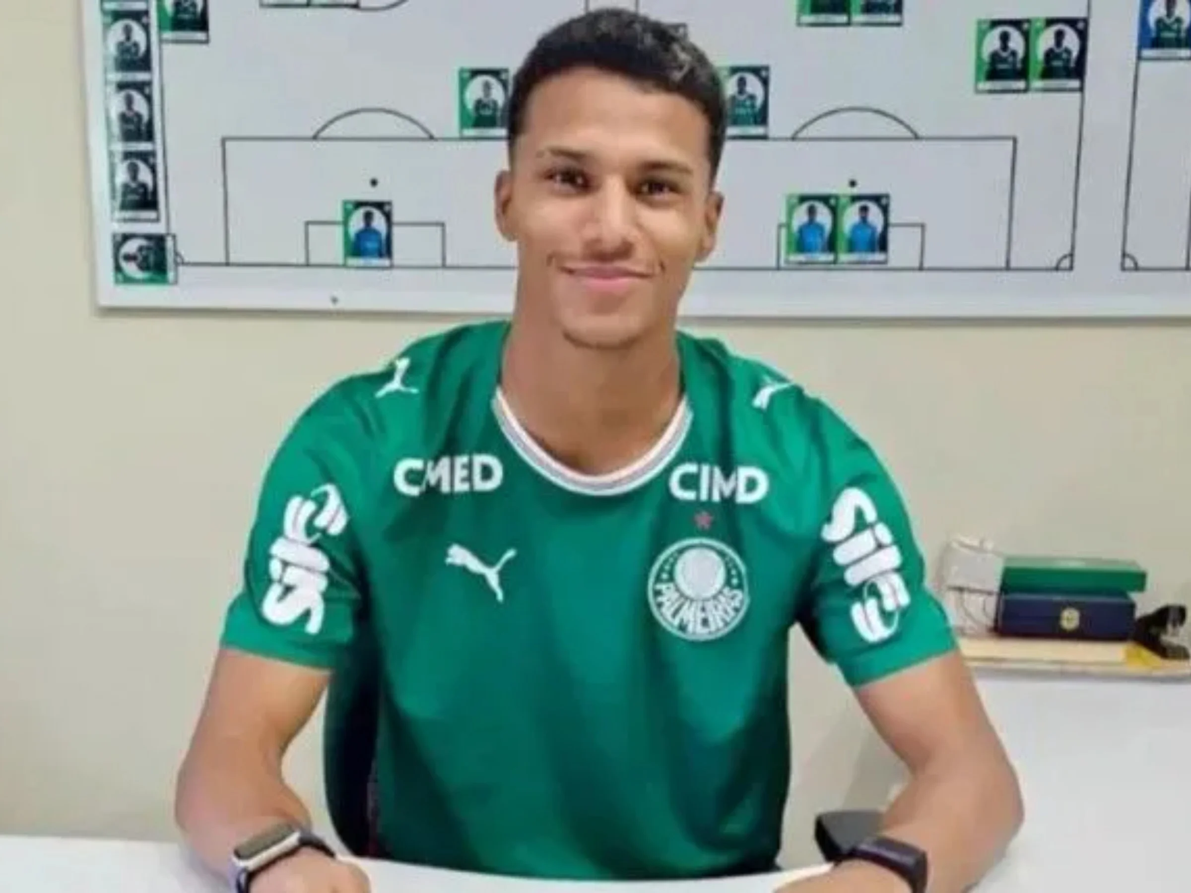 Atacante Fabiano ganha primeira chance entre os profissionais do Palmeiras