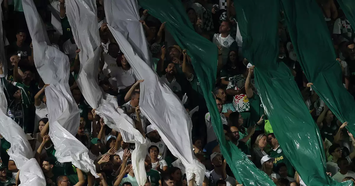 Igor Paixão confirma sondagem do Palmeiras, mas descarta volta imediata ao Brasil
