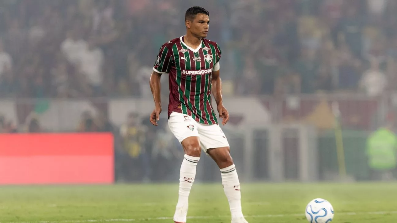 Thiago Silva critica gramado sintético, mas isenta Palmeiras antes de decisão