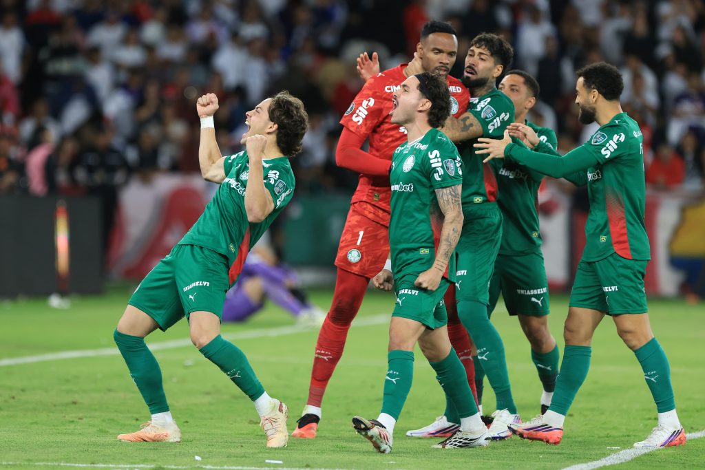 Palmeiras lidera minutagem no país e adota rodízio para suportar maratona