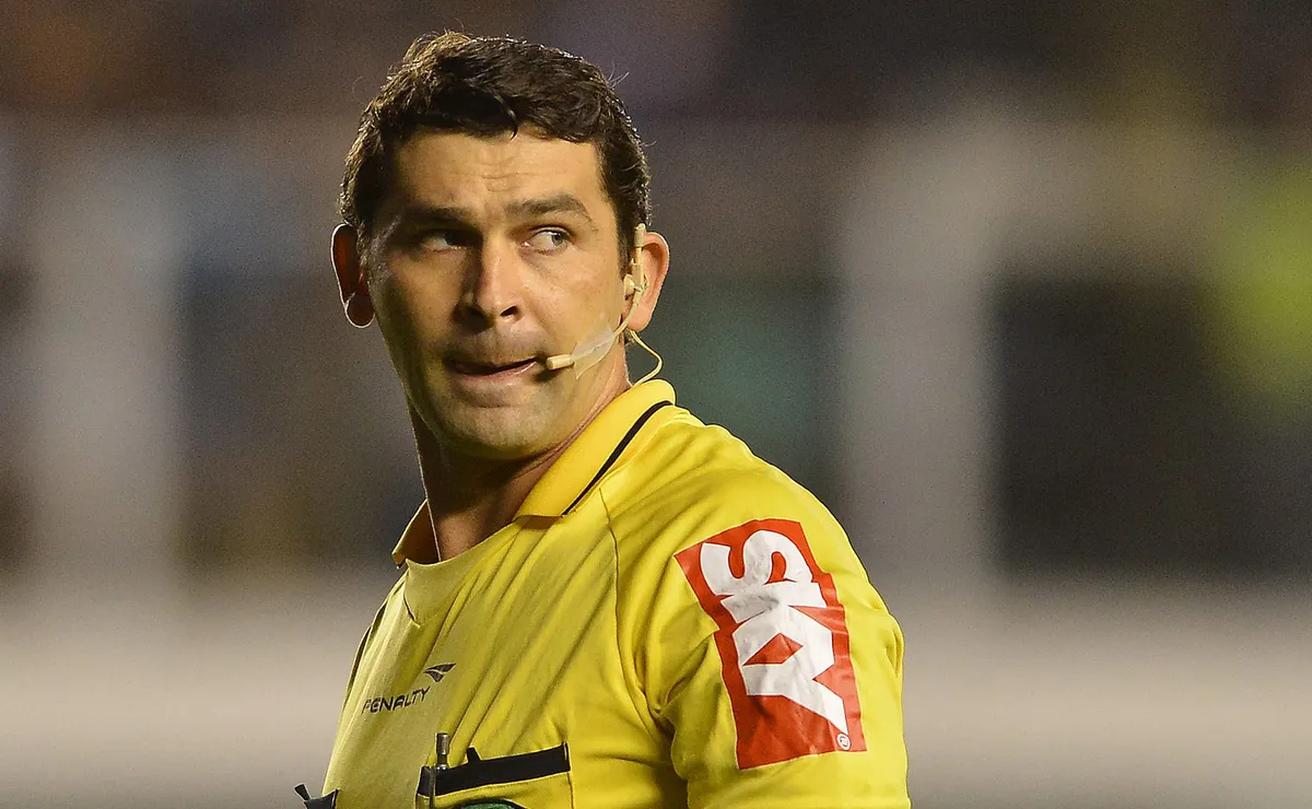 CBF define arbitragem com Wagner Reway no VAR para Palmeiras x Bragantino