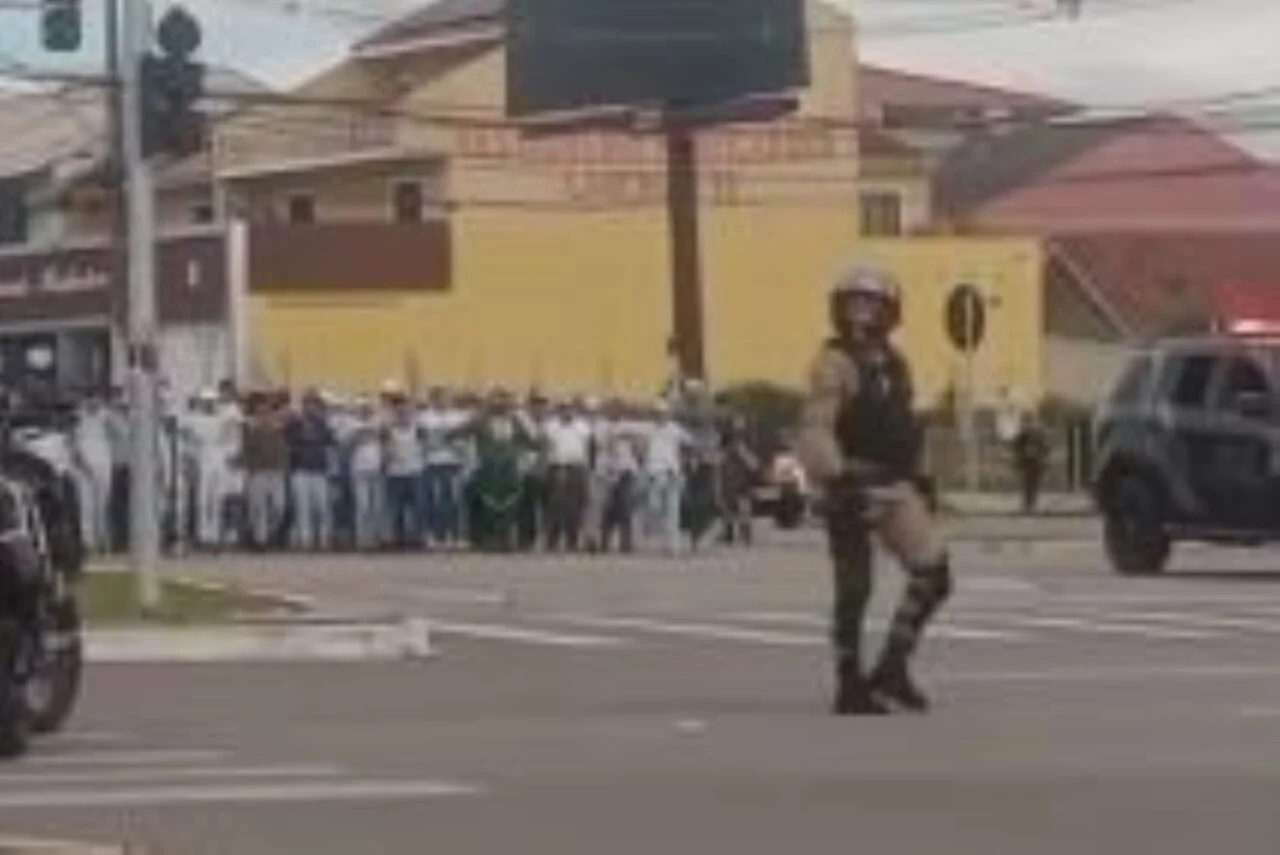 Torcedores de Palmeiras e Athletico-PR entram em confronto em Curitiba antes de jogo