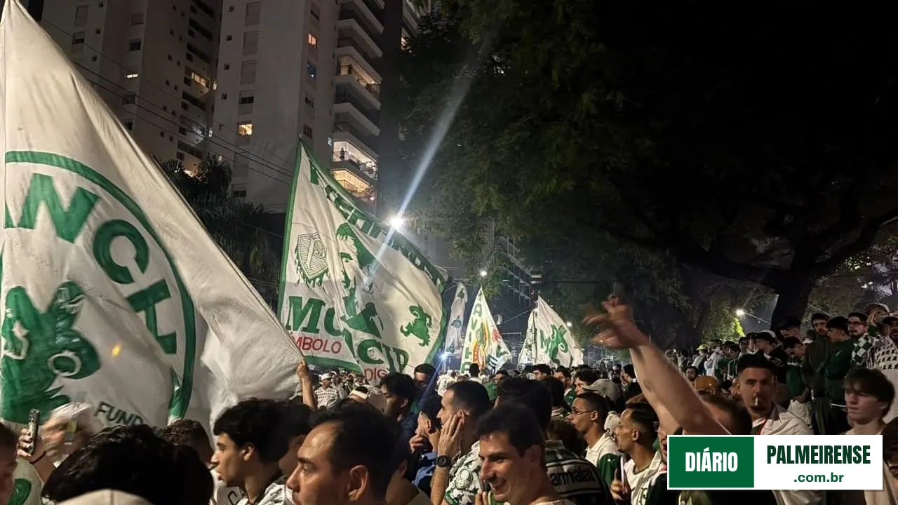 Torcida do Palmeiras faz festa com rua de fogo e corredor na chegada do ônibus