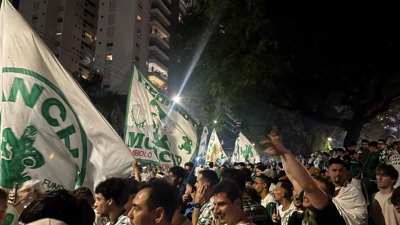 Torcida do Palmeiras faz festa com rua de fogo e corredor na chegada do ônibus