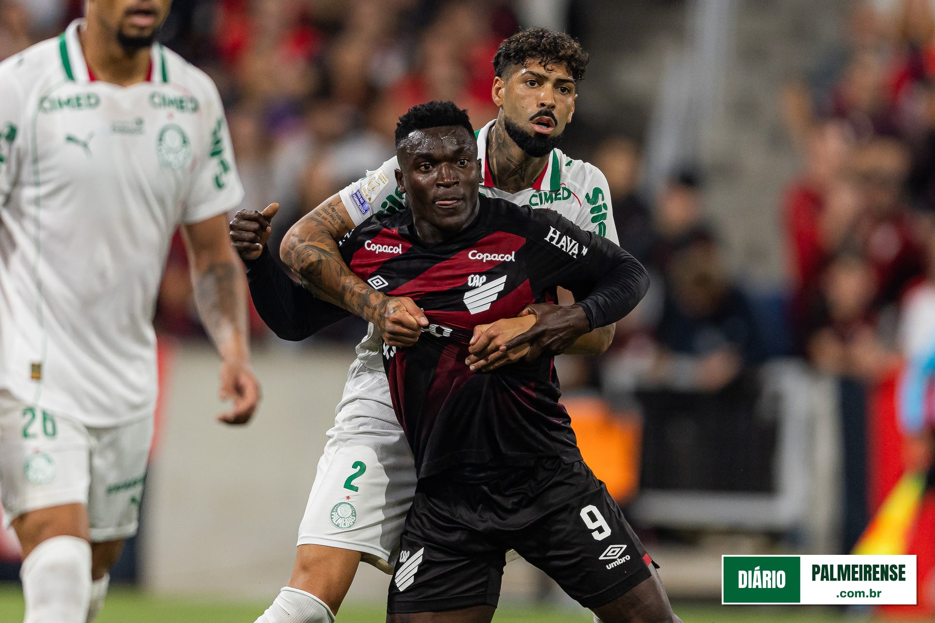 Luiz Gustavo exalta maturidade do Palmeiras após triunfo alviverde em Curitiba