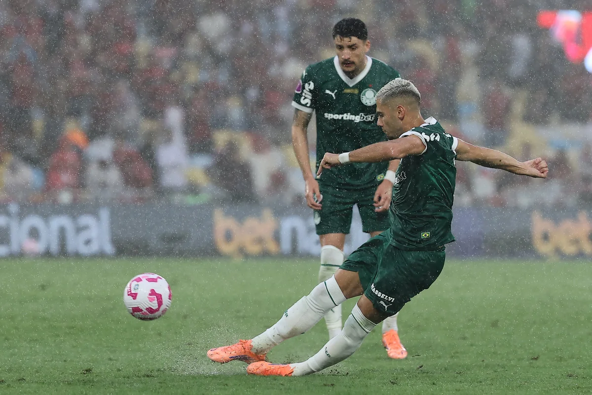 Vitor Roque avança na recuperação e volta a treinar com bola no Palmeiras