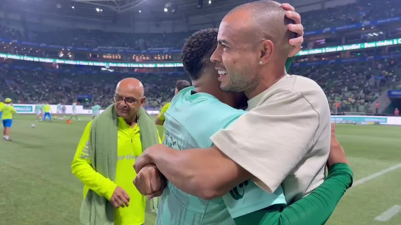 Mayke utiliza estrutura da Academia de Futebol para tratar lesão no joelho