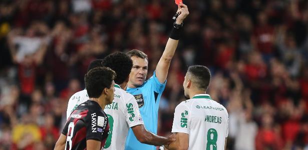 Andreas Pereira é expulso de forma bizarra em vitória do Palmeiras em Curitiba