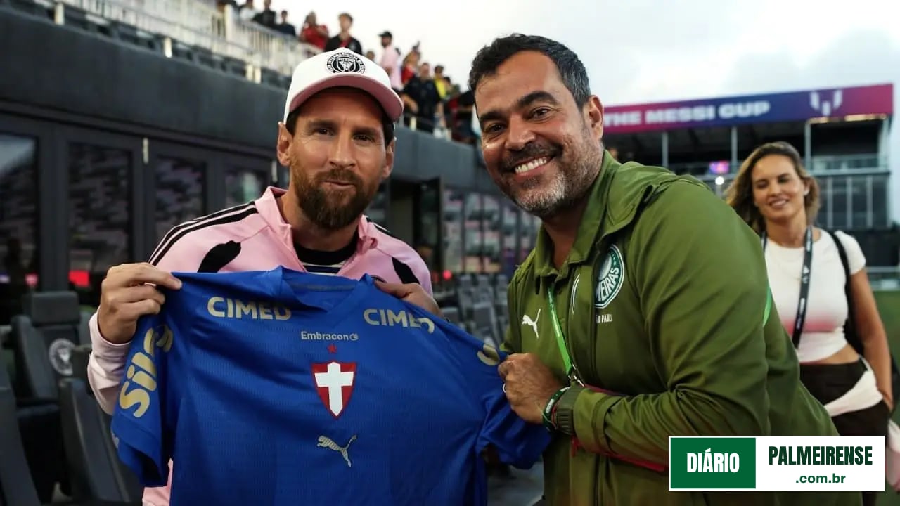 Messi recebe camisa do Palmeiras em Miami durante torneio da base alviverde