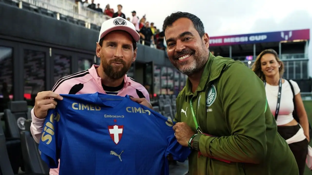 Messi recebe camisa do Palmeiras em Miami durante torneio da base alviverde