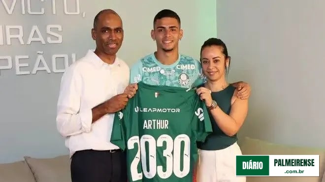 Palmeiras amplia contrato do lateral-esquerdo Arthur até a temporada de 2030