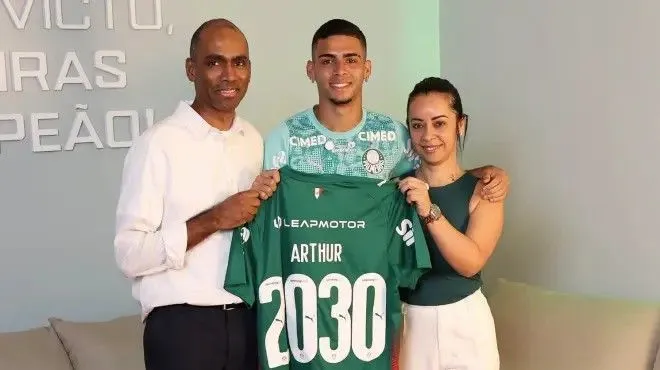 Palmeiras amplia contrato do lateral-esquerdo Arthur até a temporada de 2030