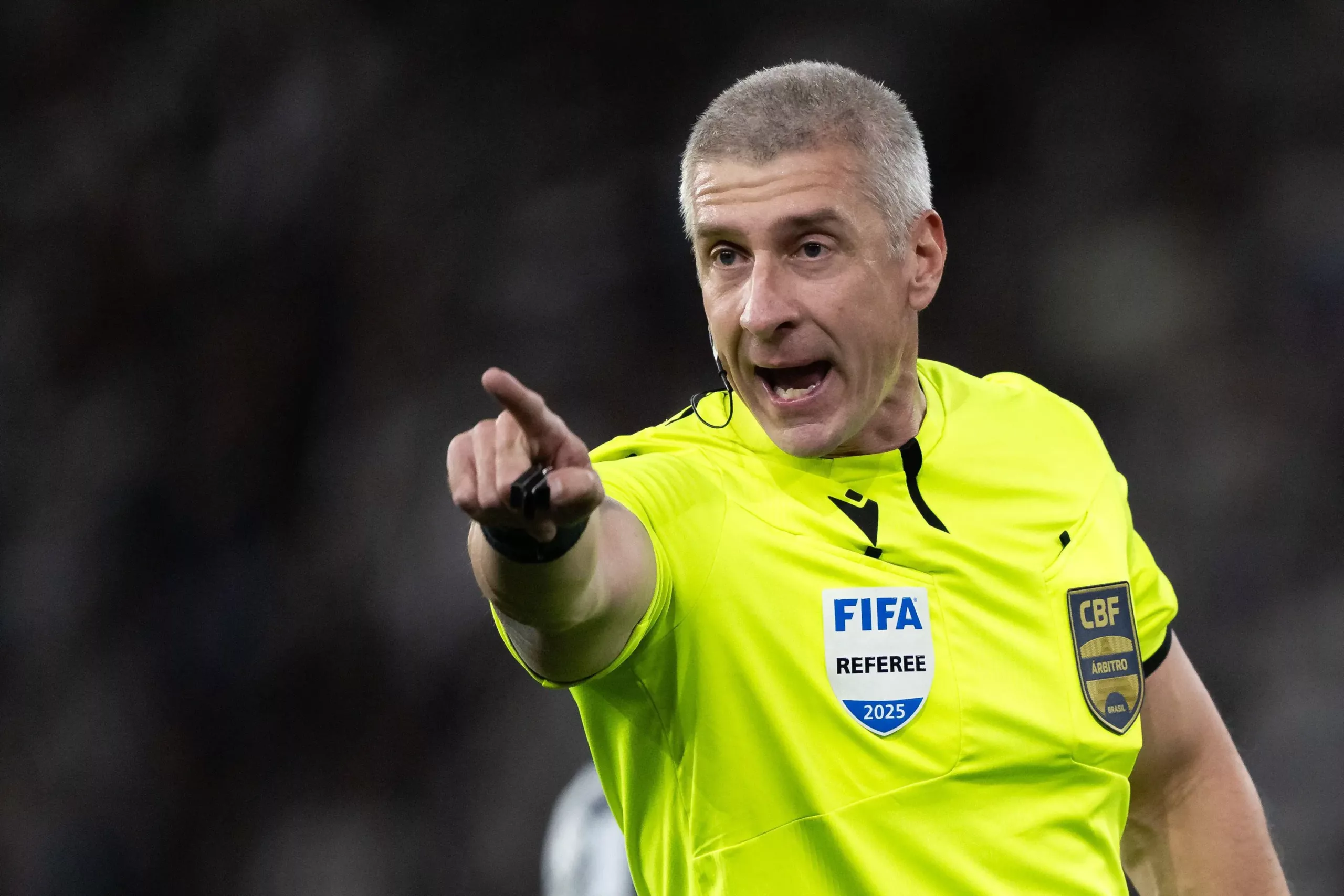 Arbitragem de Anderson Daronco no Dérbi tem pênalti e pressão prévia sob holofotes
