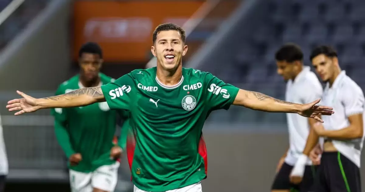 Palmeiras negocia empréstimo de Felipe Teresa para clube árabe após acusação
