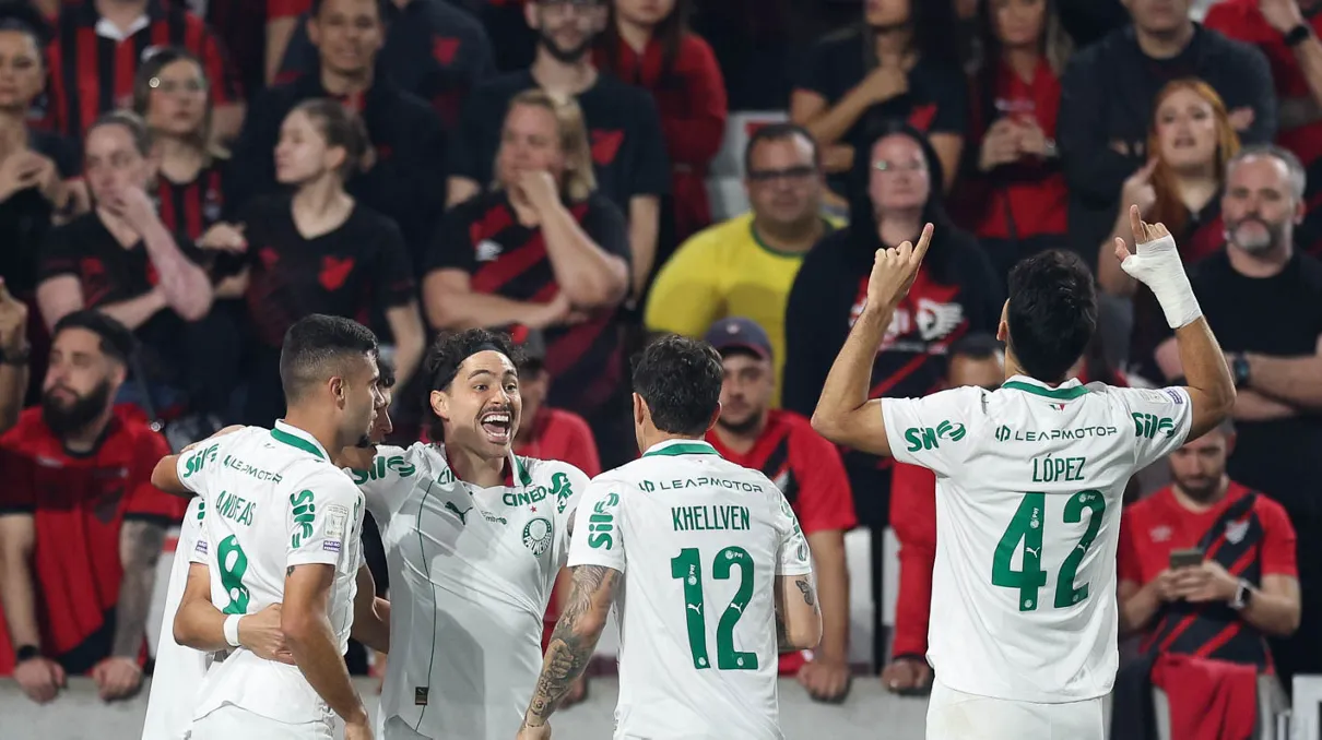 Palmeiras bate o Athletico-PR por 2 a 0 e assume a ponta do Brasileirão