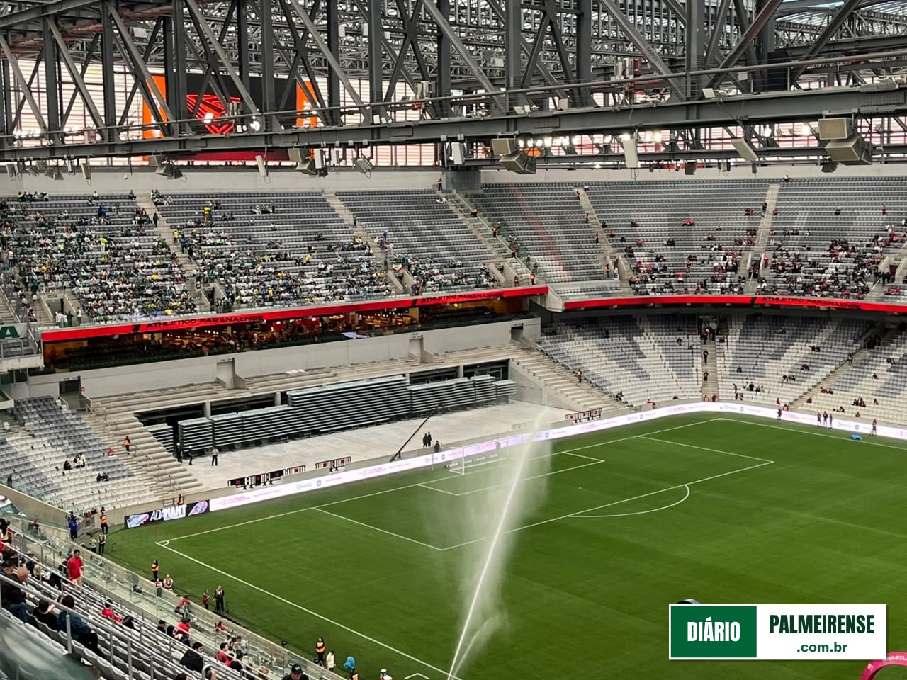 Arena da Baixada testa arquibancada retrátil em duelo contra o Palmeiras