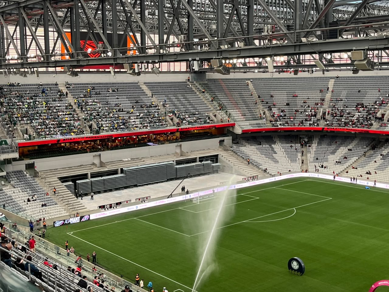 Arena da Baixada testa arquibancada retrátil em duelo contra o Palmeiras