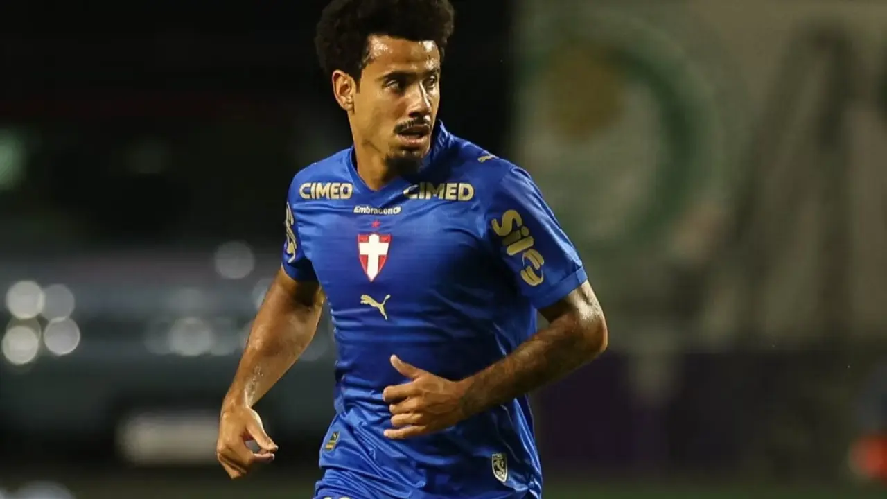 Lucas Evangelista ganha espaço com Abel Ferreira e se firma no time titular
